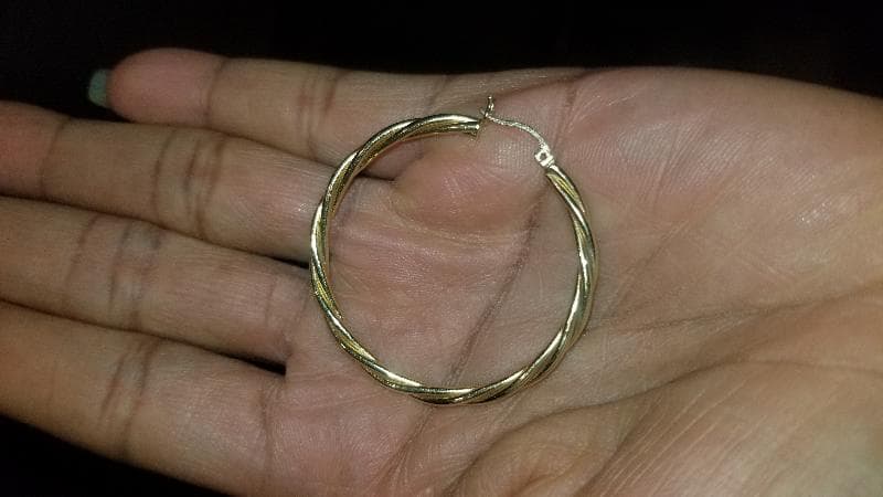 Lost — On london bridge or nearby shops along bridge 